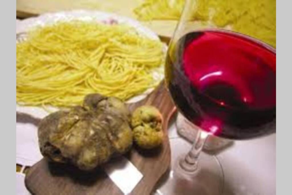 Ex Ostu Impero: Vino, Tartufo Ed Ospitalita Daire La Morra Dış mekan fotoğraf